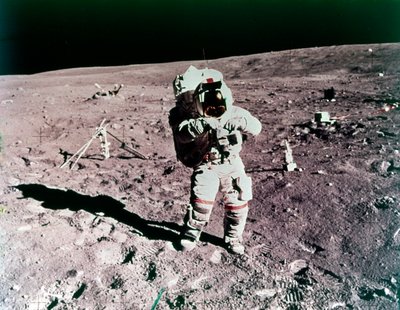 Astronauta John Young en la superficie lunar, misión Apollo 16 de Charles Duke