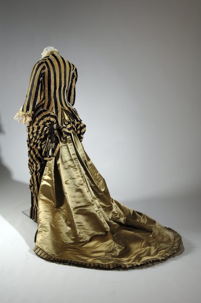 Vestido de noche, c.1884 (vista oblicua trasera) de Charles Frederick Worth