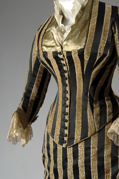 Vestido de noche, c.1884 (vista parcial oblicua lateral). Satén de seda y terciopelo cortado, encaje, borlas y flecos de hilo de seda. Charles Frederick Worth, Francia. de Charles Frederick Worth