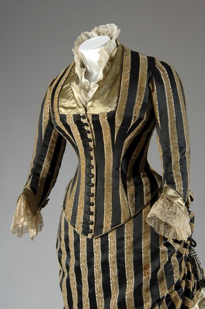 Vestido de noche, c.1884 (vista parcial oblicua lateral) de Charles Frederick Worth
