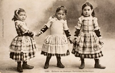 Niños de Guengat, Finisterre, Bretaña, Francia de Augustus Kollner