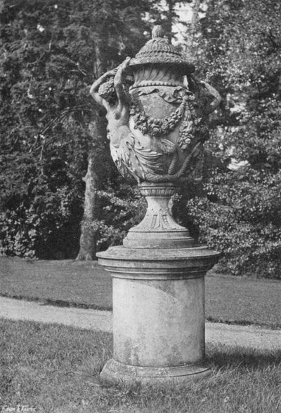 Una urna de piedra en Newbold Revel de Charles Latham