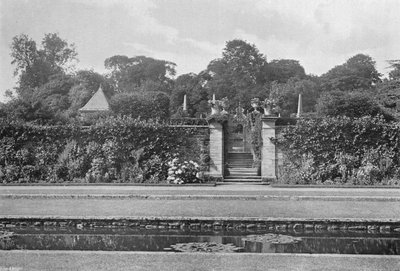 A través del patio verde de Charles Latham