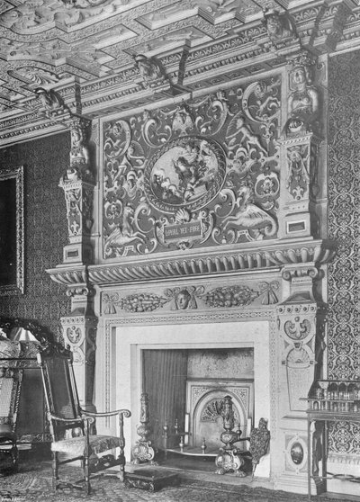 Boston House: La chimenea del salón de Charles Latham