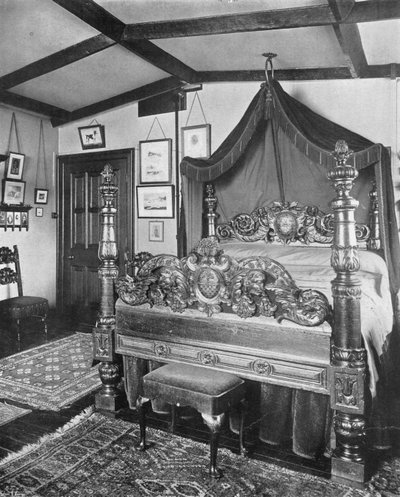 Cama Tallada en la Habitación Verde de Charles Latham