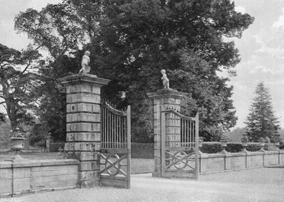 Puertas de Entrada Este desde el Patio de Charles Latham
