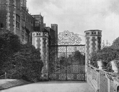 Puerta este en la fachada norte de Charles Latham
