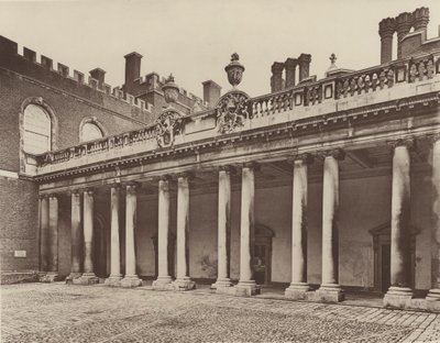 Palacio de Hampton Court, Columnata a la Entrada del Rey de Charles Latham