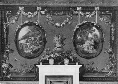 En la pared oeste: salón rojo de Charles Latham