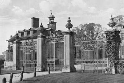 Fuera de las puertas de Charles Latham
