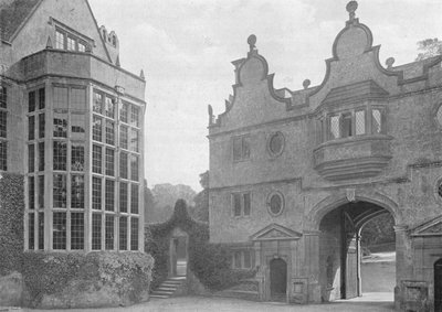 Stanway: El patio delantero y la casa de la puerta de Charles Latham