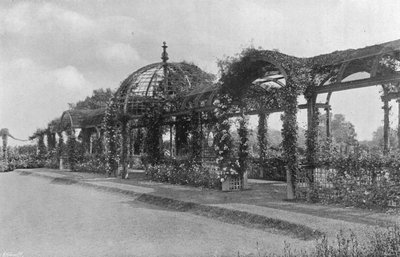 Césped hundido de croquet y pérgola este de Charles Latham