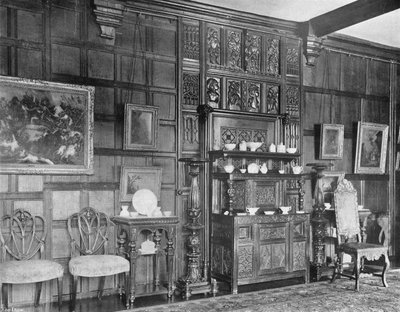 Los Tallados Antiguos en el Salón de Charles Latham