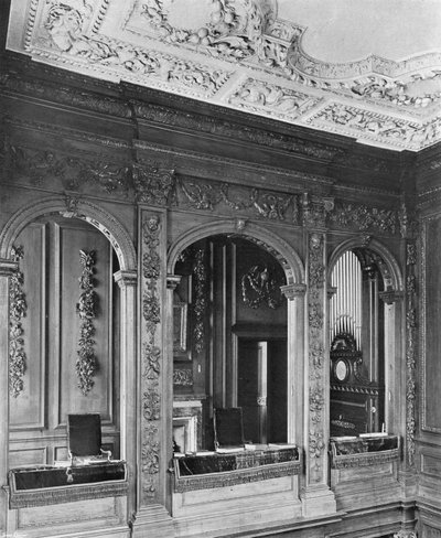 Los arcos y tallas de la galería de la capilla de Charles Latham