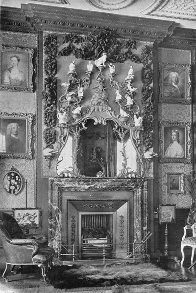 La chimenea en el salón cuadrado de Charles Latham