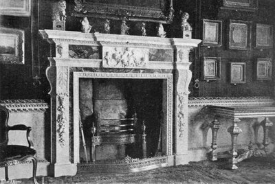 La chimenea en la sala de terciopelo de Charles Latham