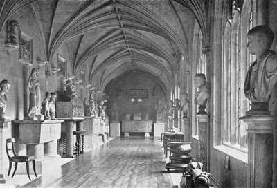 El Claustro Este de Charles Latham