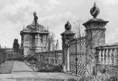 La casa del jardín este y las puertas del patio delantero de Charles Latham