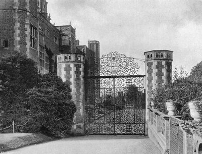 La puerta este en el frente norte de Charles Latham