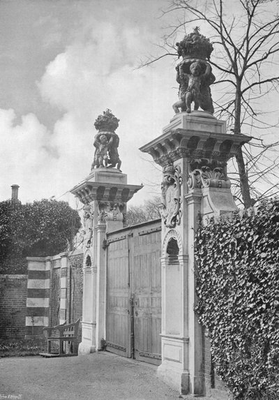 Las puertas de macetas de flores en Hampton Court de Charles Latham