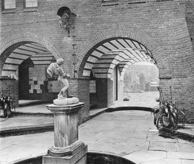 El Patio de la Fuente de Charles Latham