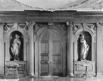 La puerta del salón: salida de Charles Latham
