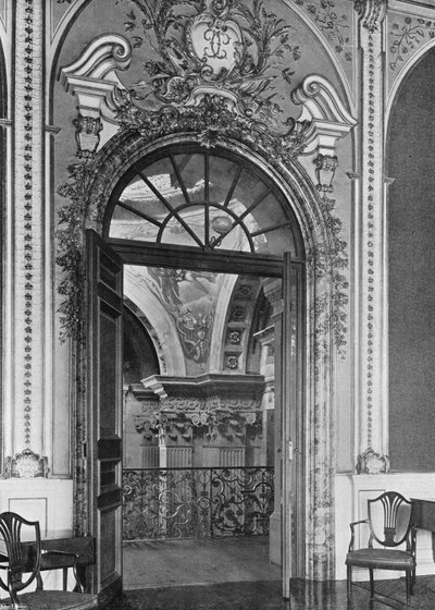 El gran salón y el arco del vestíbulo de Charles Latham