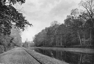 El canal largo y el pabellón de Charles Latham