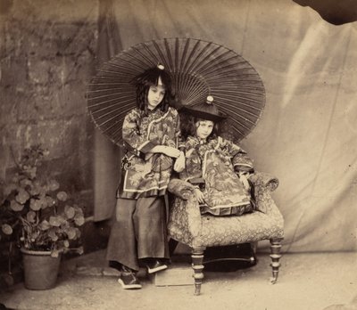 Lorina y Alice Liddell con Vestido Chino de Charles Lutwidge Dodgson