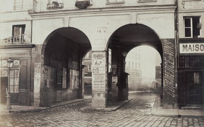 Les Deux-Portes. Vista desde la rue des Innocents hacia la rue de la Ferronnerie. de Charles Marville