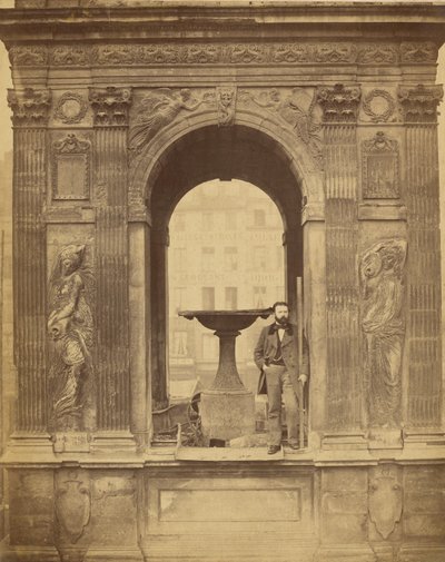 [Hombre no identificado posando en la Fontaine des Innocents] de Charles Marville