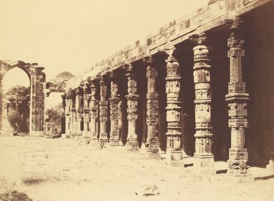 Interior del Templo Hindú en Kootub de Charles Moravia