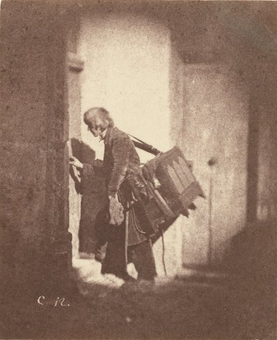 [Organ Grinder, 21, quai Bourbon, Ile Saint-Louis, París]. de Charles Nègre