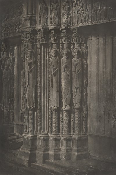 Plancha XIII Catedral de Chartres, Estatuas Columnas de la Puerta Central del Portal, 1855 de Charles Nègre