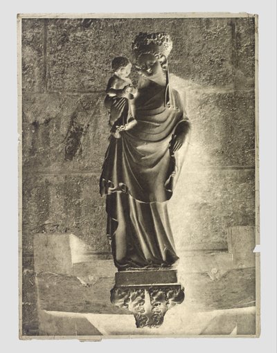 Escultura de María con el Niño en Notre-Dame, París de Charles Nègre