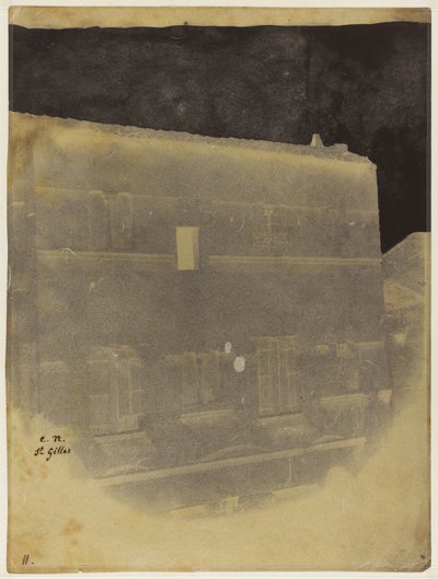 Parte Superior de la Fachada de una Casa Románica en Saint-Gilles du Gard de Charles Nègre