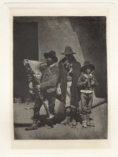 Plancha III – Grupo de tres pifferari de pie, en el patio del 21 Quai Bourbon de Charles Nègre, André Jammes