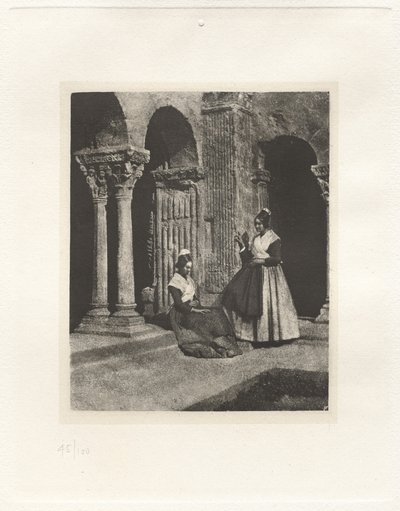 Plancha II – Dos Arlesianas en el Claustro de Saint-Trophime de Arles de Charles Nègre, André Jammes