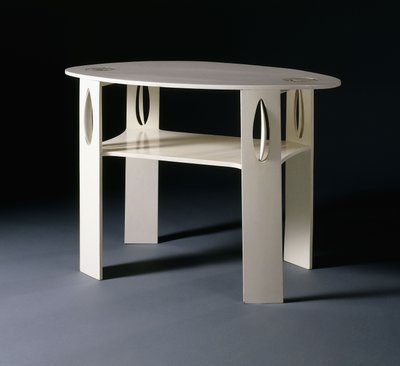 Una mesa ovalada blanca, originalmente diseñada para 14 Kingsborough Gardens, Glasgow de Charles Rennie Mackintosh