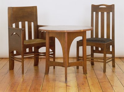 Un sillón, hecho para la Sala de Almuerzo, y silla de comedor, 1897, de las Salas de Té de Argyle Street de Miss Cranston, Glasgow, y una mesa ocasional hecha para la Sala de Billar en Buchanan St de Miss Cranston de Charles Rennie Mackintosh