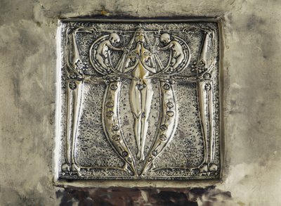 Bajo relieve, detalle de la decoración de la chimenea, dormitorio de Charles Rennie Mackintosh, Reino Unido, siglo XX de Charles Rennie Mackintosh
