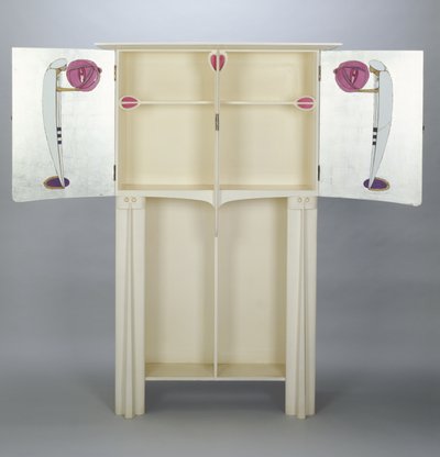 Gabinetes, hechos para 14 Kingsborough Gardens, Glasgow, 1902; dos figuras en las puertas laterales con capa árabe y turbante sosteniendo linternas de Charles Rennie Mackintosh