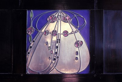 Mobiliario diseñado para No. 120 Mains Street, Glasgow, Gabinete negro con placa incrustada, 1904 de Charles Rennie Mackintosh
