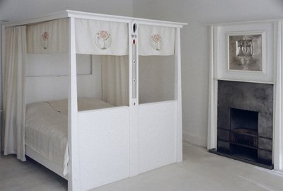 Mobiliario diseñado para No. 120 Mains Street, Glasgow, Cama con dosel, c.1900 de Charles Rennie Mackintosh