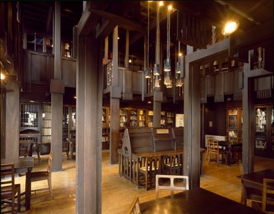 Vista interior de la sala de lectura de la Escuela de Bellas Artes diseñada por el arquitecto Charles Rennie Mackintosh de Charles Rennie Mackintosh