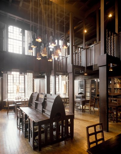 Vista interior de la sala de lectura de la Escuela de Bellas Artes diseñada por el arquitecto Charles Rennie Mackintosh de Charles Rennie Mackintosh
