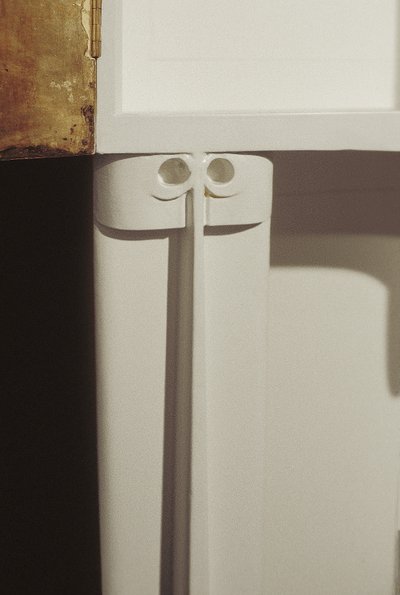 Gabinete blanco diseñado para la Sra. Rowat, 1902 de Charles Rennie Mackintosh