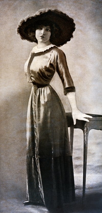 Retrato de Emilie Bouchaud, en la cintura de Polar Wasp, hacia 1909 (foto b/n) de Charles Reutlinger