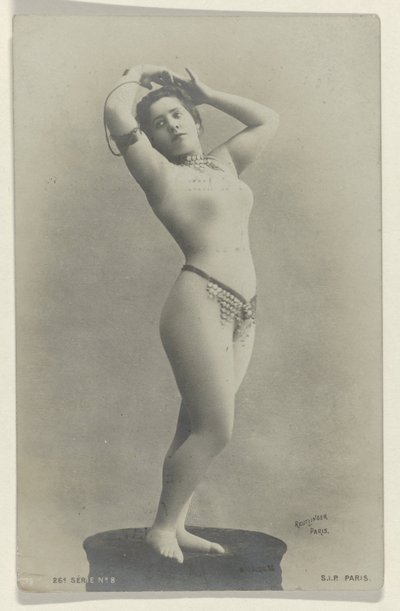 Retrato de una bailarina desconocida escasamente vestida en un programa para un concierto, anuncio de Comptoir Photographique de l