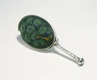 Espejo de mano diseñado por Ashbee con diseño de pavo real esmaltado por William Mark, hecho por el gremio de Artesanía, 1903 de Charles Robert Ashbee